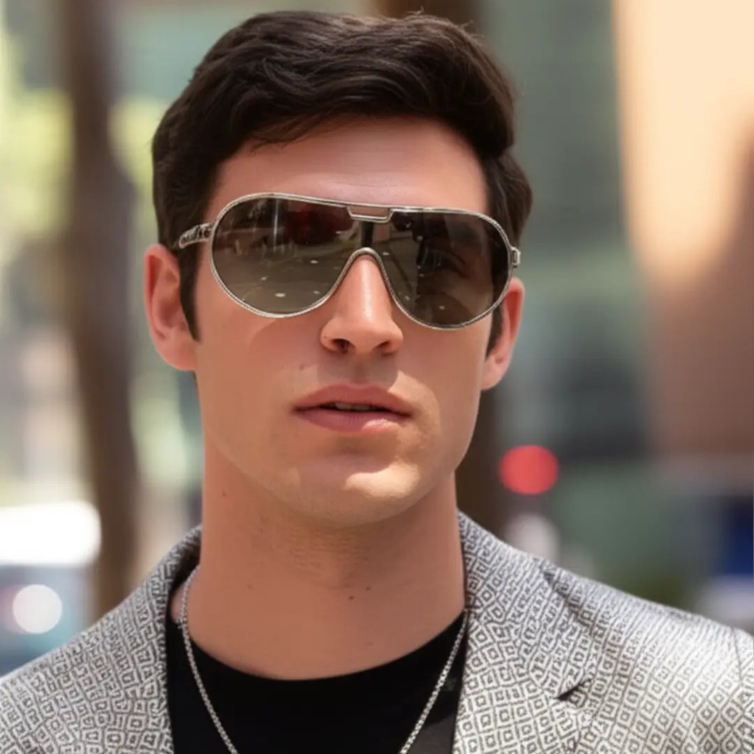 Homem Moderno Bem vestido usando o Óculos de Sol Aviador Vintage Masculino Mionelle Tesla Prata