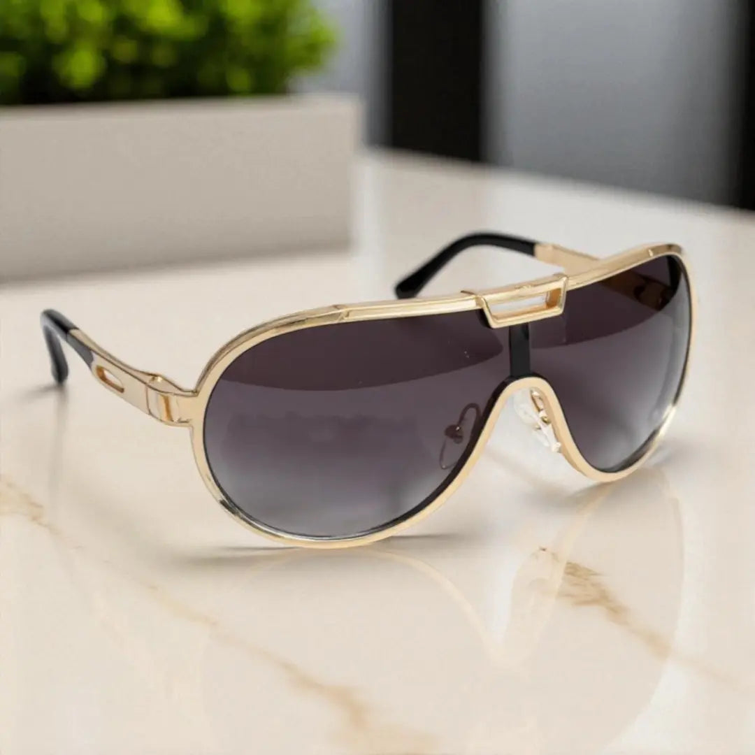 Óculos de Sol Aviador Vintage Masculino e Feminino Mionelle Tesla Golden Preto sobre uma mesa de mármore