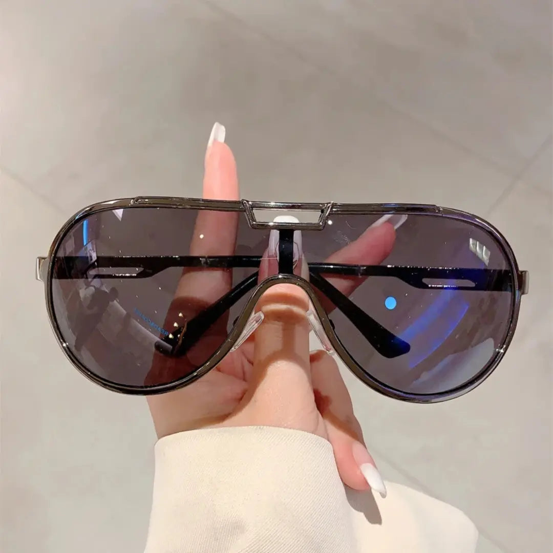 Pessoa segurando o Óculos de Sol Aviador Vintage Masculino e Feminino Mionelle Tesla Preto