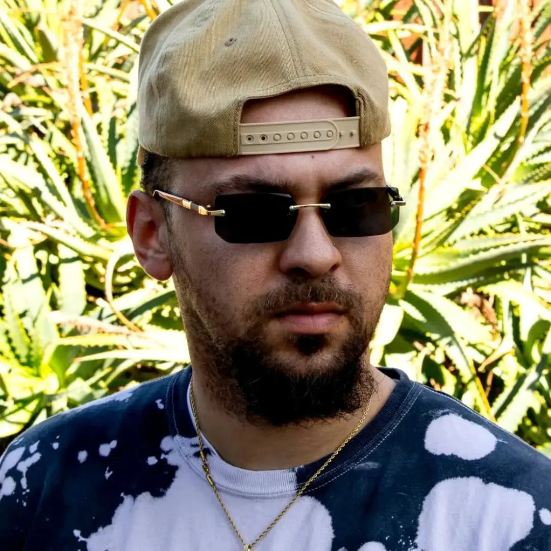 alt="homem usando oculos de sol retangular sem aro preto"