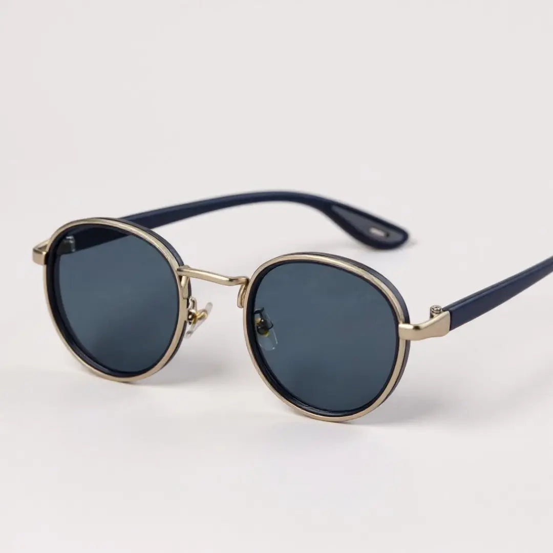 Óculos de Sol Redondo Vintage Masculino ou Feminino Mionele Orion Azul em um fundo neutro