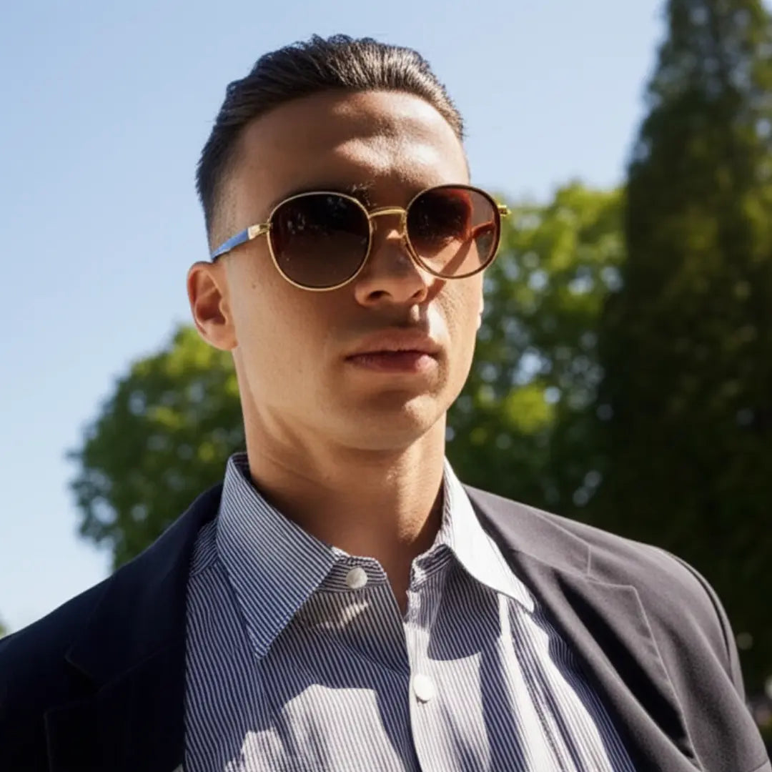 Homem Empresário usando o Óculos de Sol Redondo Vintage Masculino Mionelle ou Feminino Orion Marrom