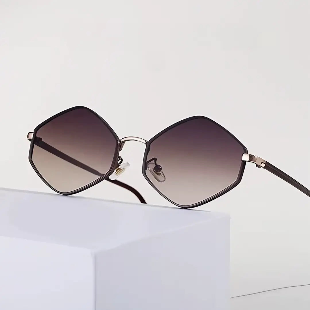 oculos-de-sol-hexagonal-feminino-marrom-mionelle-gema-ambar-4