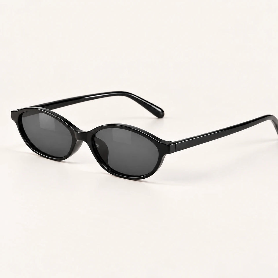 Óculos de sol feminino gatinho Mionelle Narrow Vibe All Black em vista de três quartos