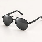 Óculos de sol aviador polarizado Mionelle Carbon All Black em vista de três quartos.