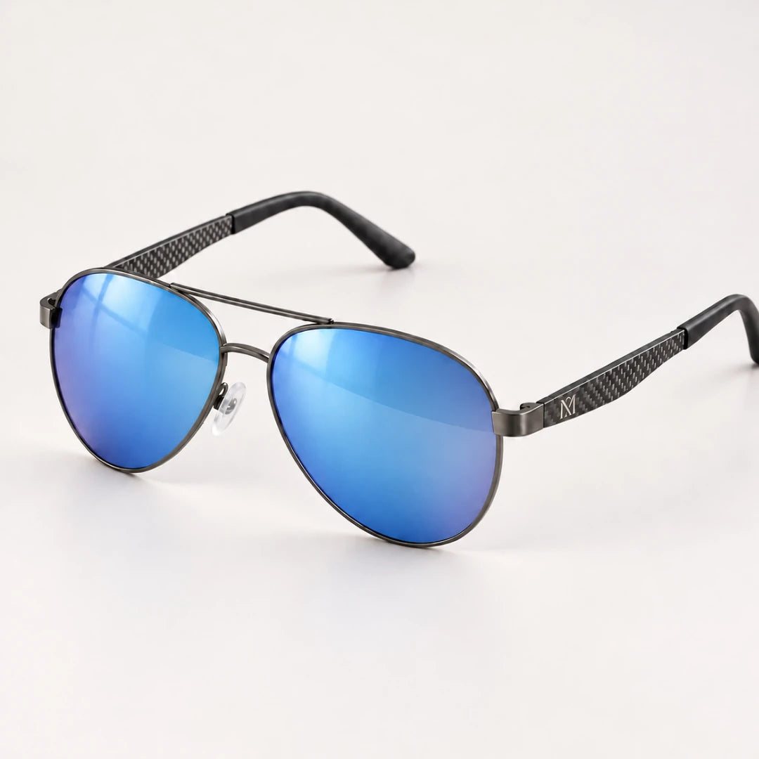 Óculos de sol aviador Mionelle Carbon Azul Espelhado, com lentes azuis espelhadas e armação cinza metálica.