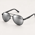 Óculos Mionelle Carbon Cinza Espelhado em vista de três quartos, com lentes aviador e hastes texturizadas.