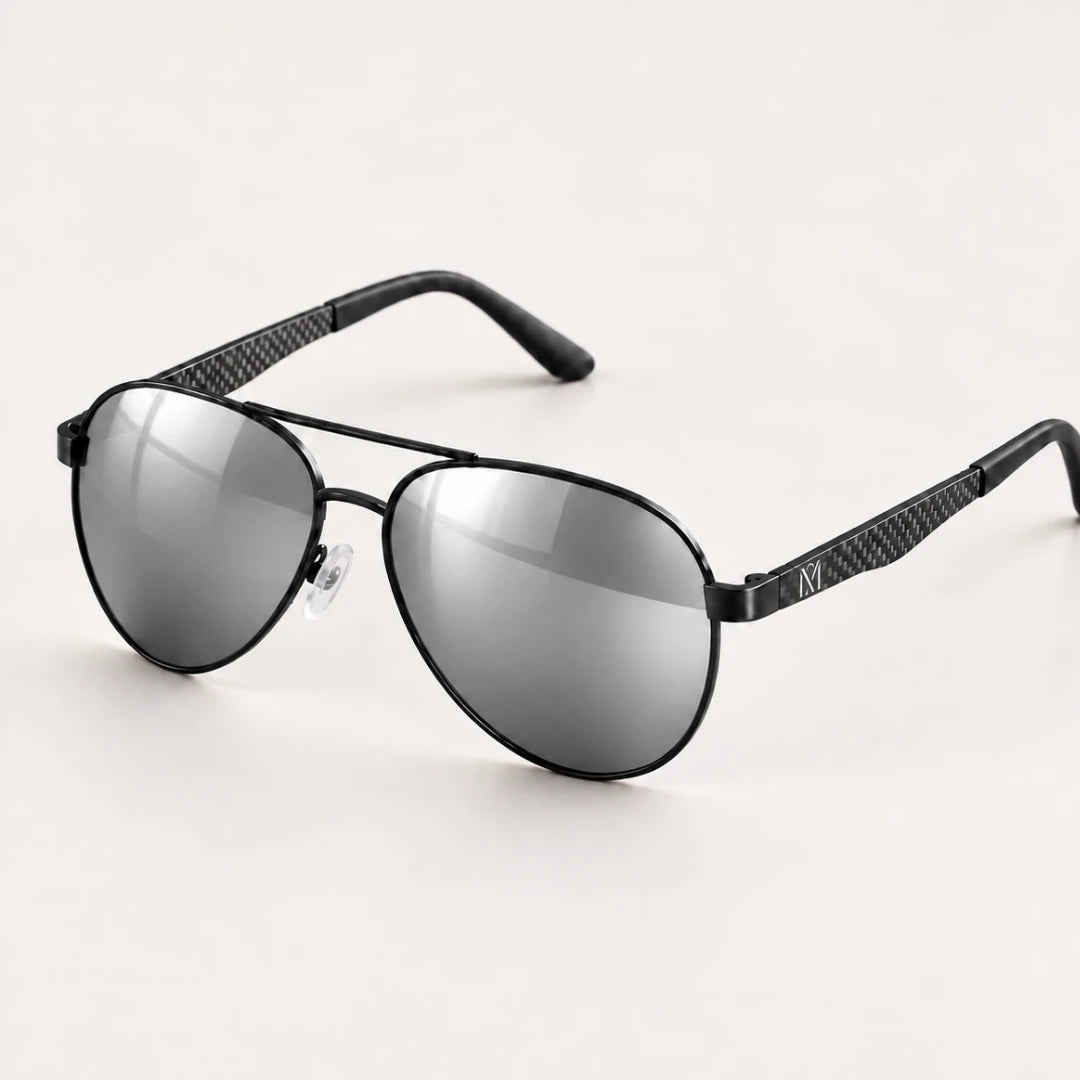 Óculos Mionelle Carbon Cinza Espelhado em vista de três quartos, com lentes aviador e hastes texturizadas.