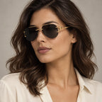 Mulher usando o Mionelle Halo All Black, com lentes cinza-escuras