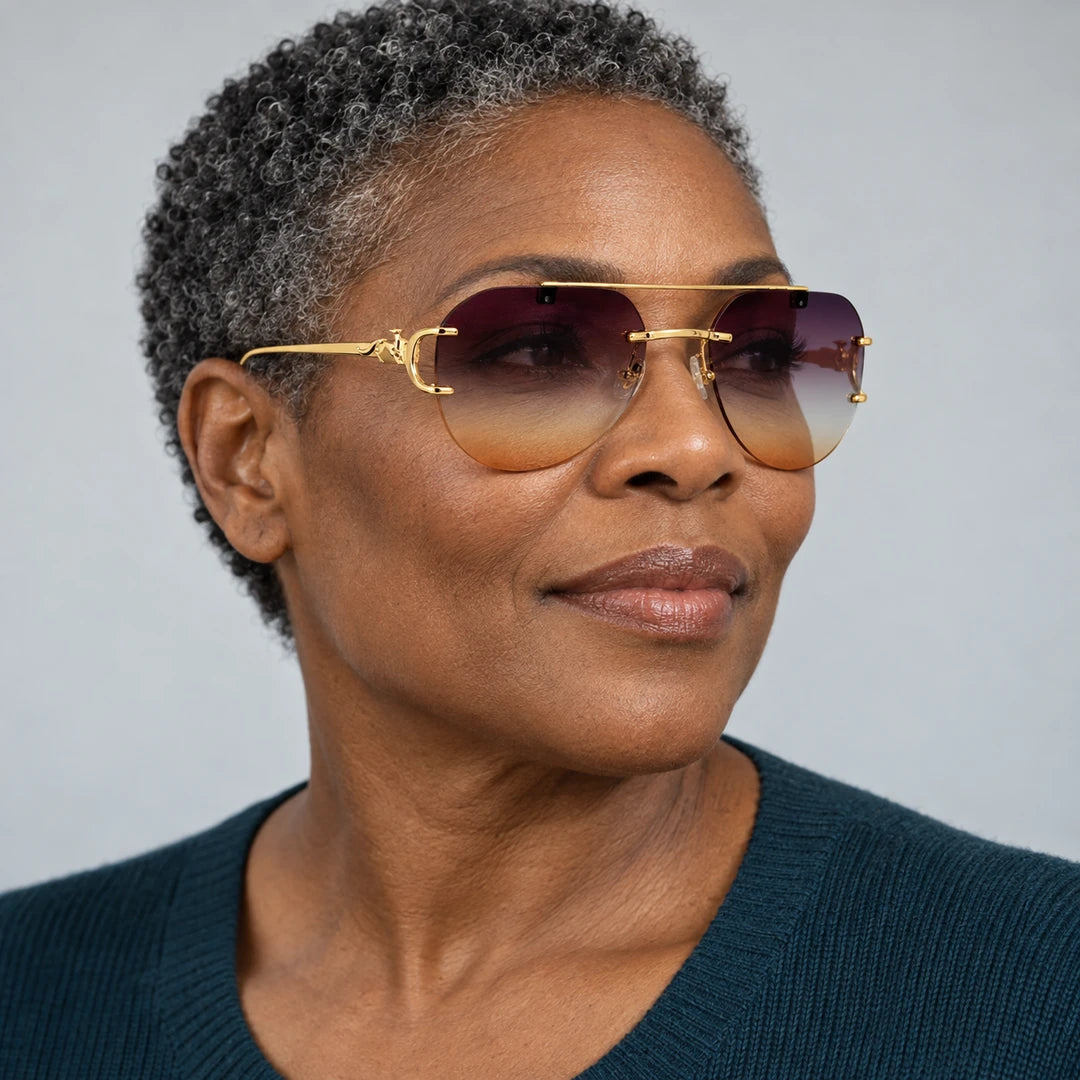 Mulher usando o Mionelle Halo Amethyst, com lentes em degradê roxo e âmbar