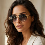Mulher usando o Mionelle Halo Low Black, com lentes cinza em degradê
