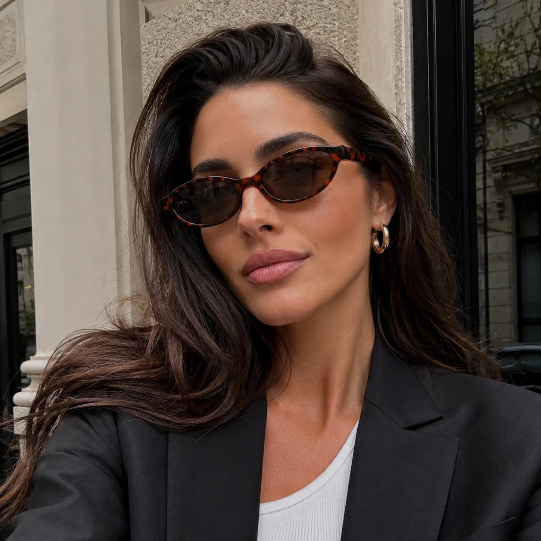 Mulher usando o Mionelle Narrow Vibe Vintage Tartaruga em ambiente urbano