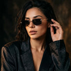 Mulher usando o Mionelle Aura All Black, com lentes cinza-escuras