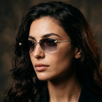 Mulher usando o Mionelle Aura Shadow, com lentes cinza em degradê