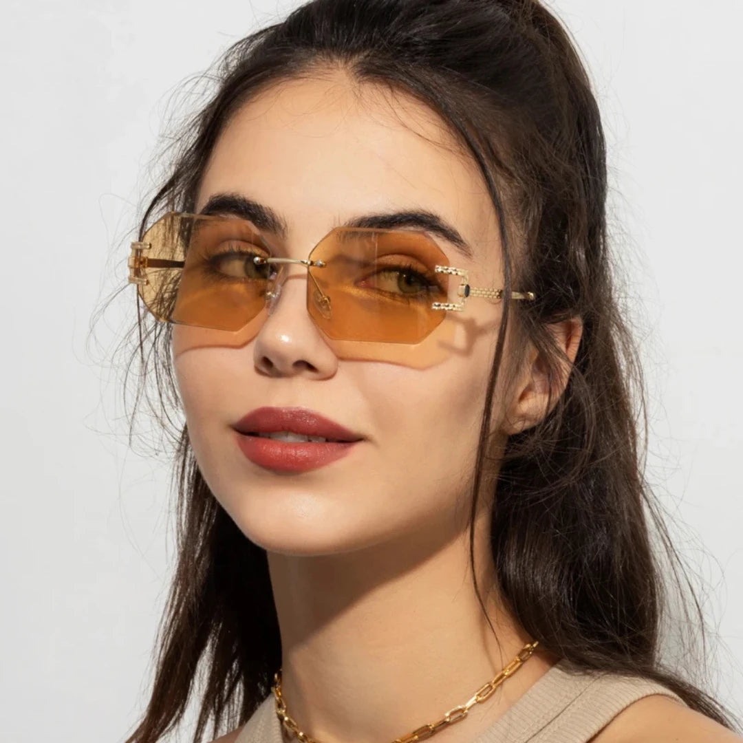 Mulher usando os óculos hexagonais sem aro Mionelle Facet Champagne Gold, com lentes champagne e estrutura dourada