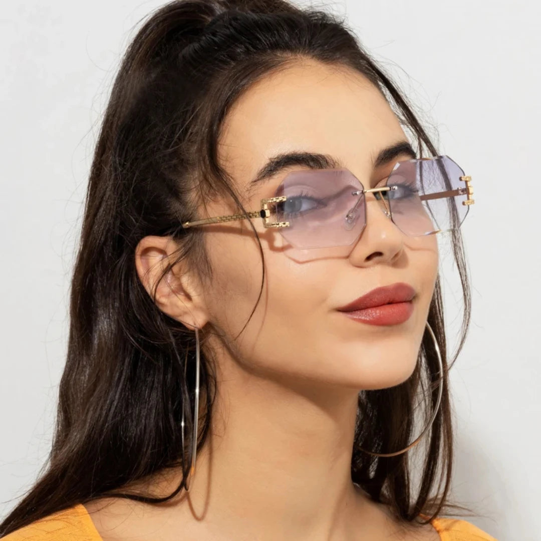 Mulher usando o Mionelle Facet Purple com lentes lilás em degradê