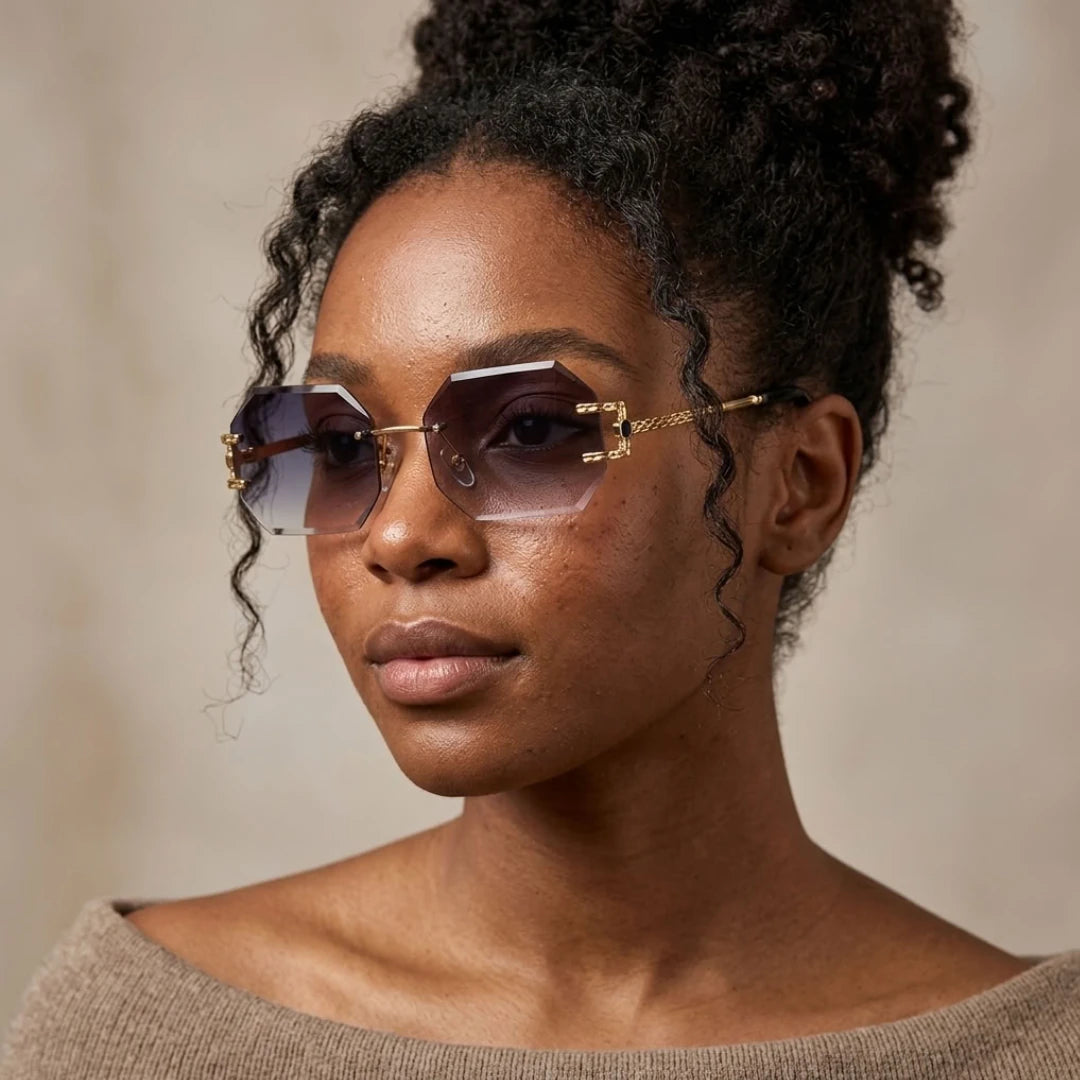 Mulher usando os óculos hexagonais sem aro Mionelle Facet Shadow Black, com lentes escuras em degradê e hastes douradas