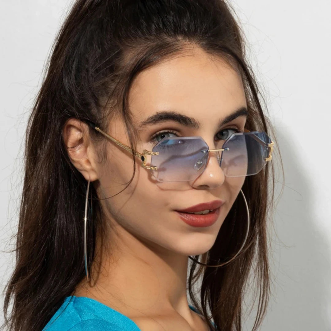 Mulher usando o Mionelle Facet Sky Blue com lentes azuis em degradê