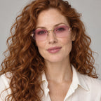Mulher usando o Mionelle Luna Pink Y2K, com lentes rosas em degradê