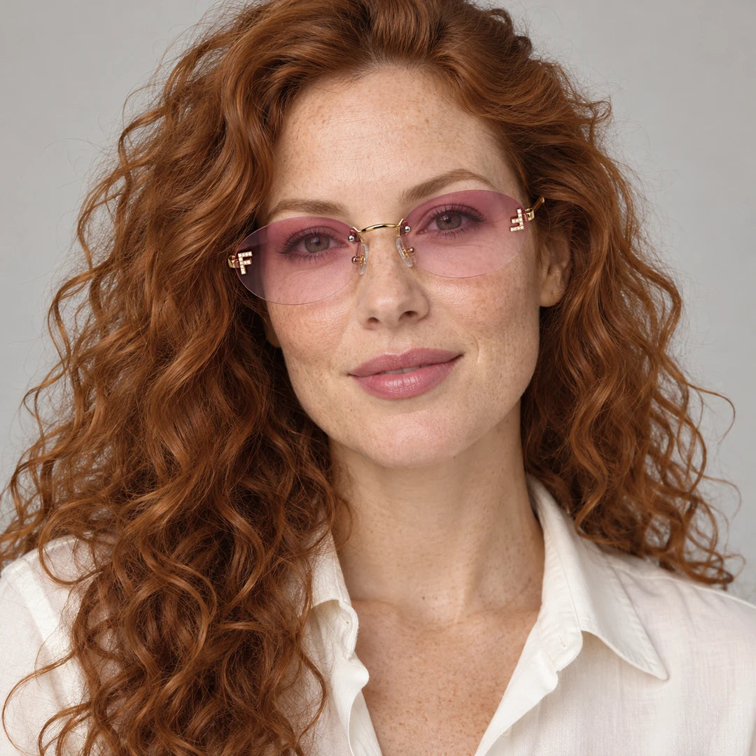 Mulher usando o Mionelle Luna Pink Y2K, com lentes rosas em degradê