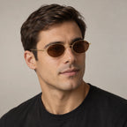 Homem usando o Mionelle Viper Bronze, com lentes marrons