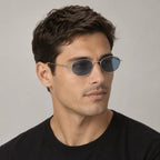 Homem usando o Mionelle Viper Cobalt, com lentes azuis