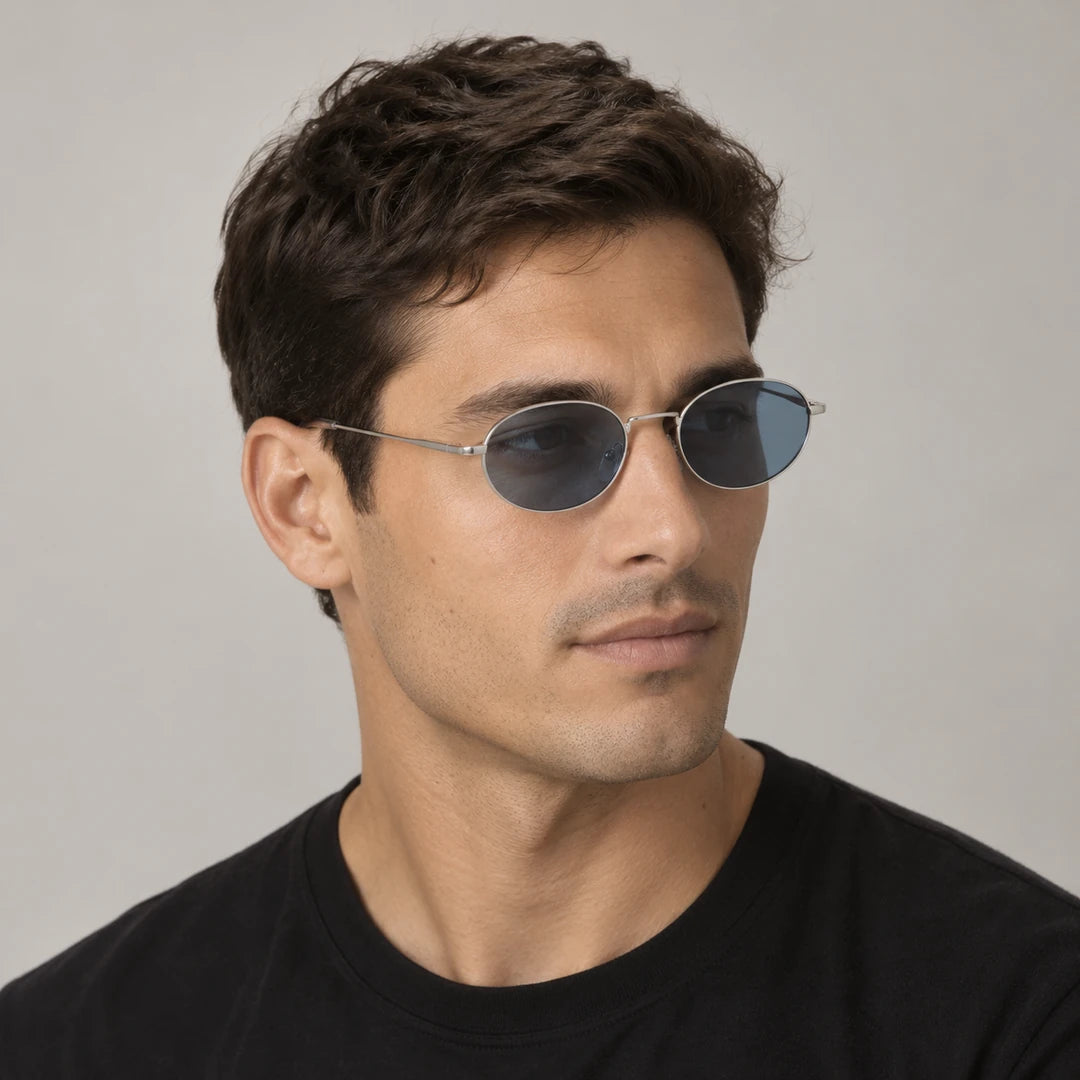 Homem usando o Mionelle Viper Cobalt, com lentes azuis