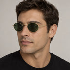 Homem usando o Mionelle Viper Green, com lentes verde-oliva