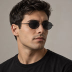 Homem usando o Mionelle Viper Noir, com lentes cinza-escuras
