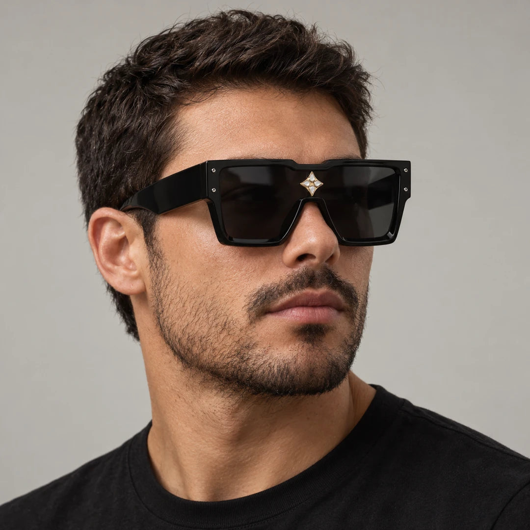 Homem usando o Mionelle Veneto Black, com armação preta e lentes escuras