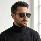 Homem usando óculos Mionelle Carbon All Black com armação preta.