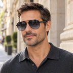 Homem usando os óculos Mionelle Carbon Preto Degradê.