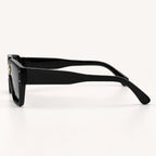Vista lateral do Mionelle Veneto Black, com hastes pretas largas