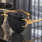 Detalhe das lentes cinza-escuras e do ornamento dourado lateral do Mionelle Halo All Black