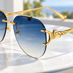 Detalhe das lentes azuis em degradê e do ornamento dourado lateral do Mionelle Halo Sky Blue