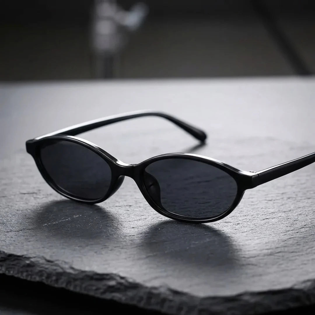 Mionelle Narrow Vibe All Black sobre uma superfície de pedra escura