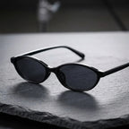 Mionelle Narrow Vibe All Black sobre uma superfície de pedra escura