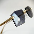 Detalhe das lentes cinza-escuras e do ornamento dourado lateral do Mionelle Aura All Black
