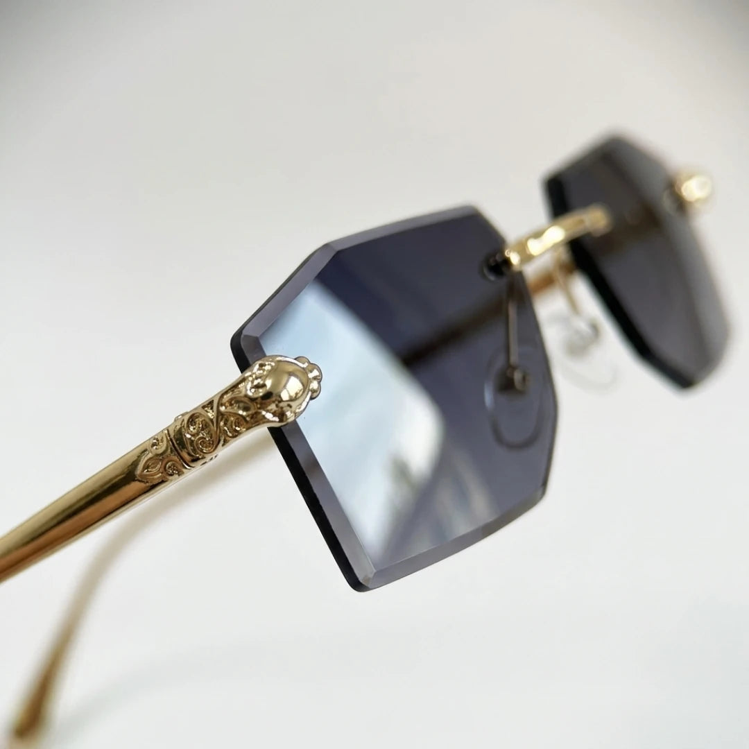 Detalhe das lentes cinza-escuras e do ornamento dourado lateral do Mionelle Aura All Black