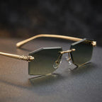 Detalhe das lentes verdes em degradê e do ornamento dourado lateral do Mionelle Aura Green