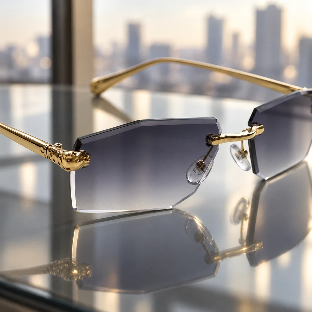 Detalhe das lentes cinza em degradê e do ornamento dourado lateral do Mionelle Aura Shadow
