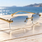 Detalhe das lentes azuis em degradê e do ornamento dourado lateral do Mionelle Aura Sky Blue
