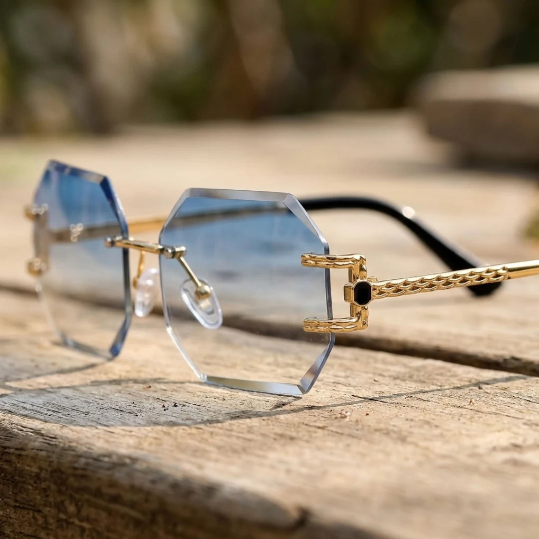 Detalhe das lentes azuis em degradê e da estrutura dourada do Mionelle Facet Sky Blue