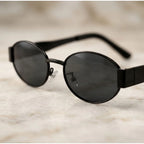 Detalhe da armação e das lentes dos óculos Mionelle Selene All Black