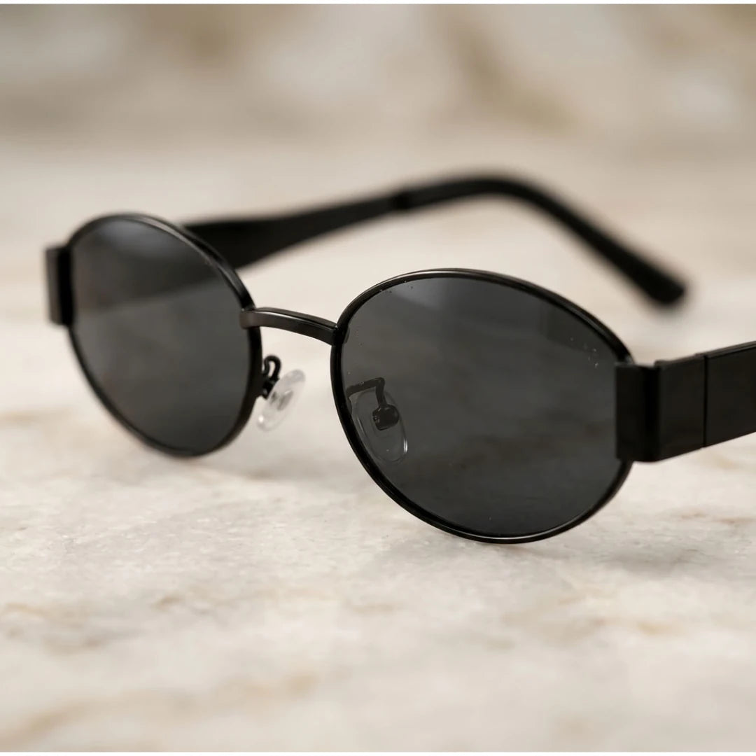 Detalhe da armação e das lentes dos óculos Mionelle Selene All Black