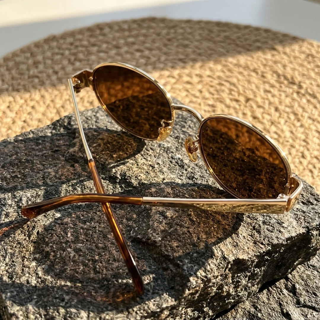 Detalhe da armação e das lentes dos óculos Mionelle Selene Brown