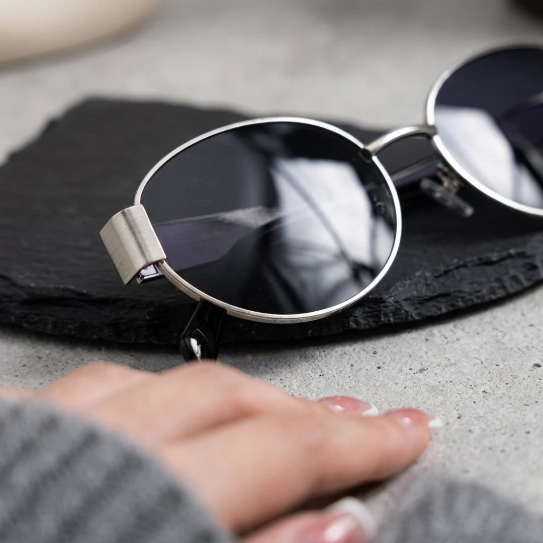 Detalhe da armação e das lentes dos óculos Mionelle Selene Silver Black