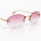 Detalhe das lentes rosas em degradê e do ornamento dourado lateral do Mionelle Luna Pink Y2K