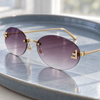 Detalhe das lentes roxas em degradê e do ornamento dourado lateral do Mionelle Luna Purple