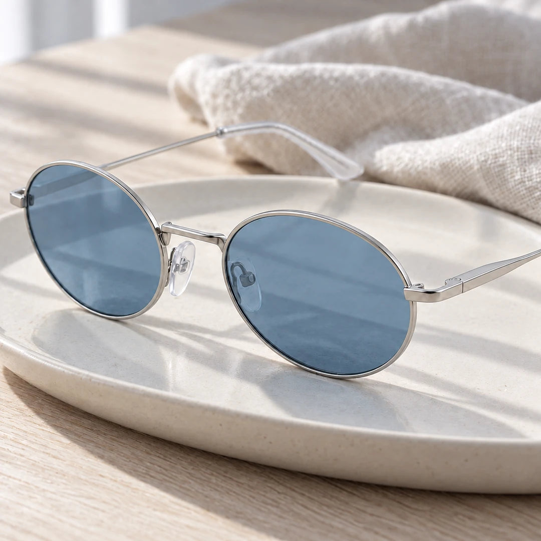 Detalhe das lentes azuis e da estrutura prateada do Mionelle Viper Cobalt